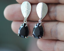 Load image into Gallery viewer, Black Spinel Engraved Leaf Earrings
